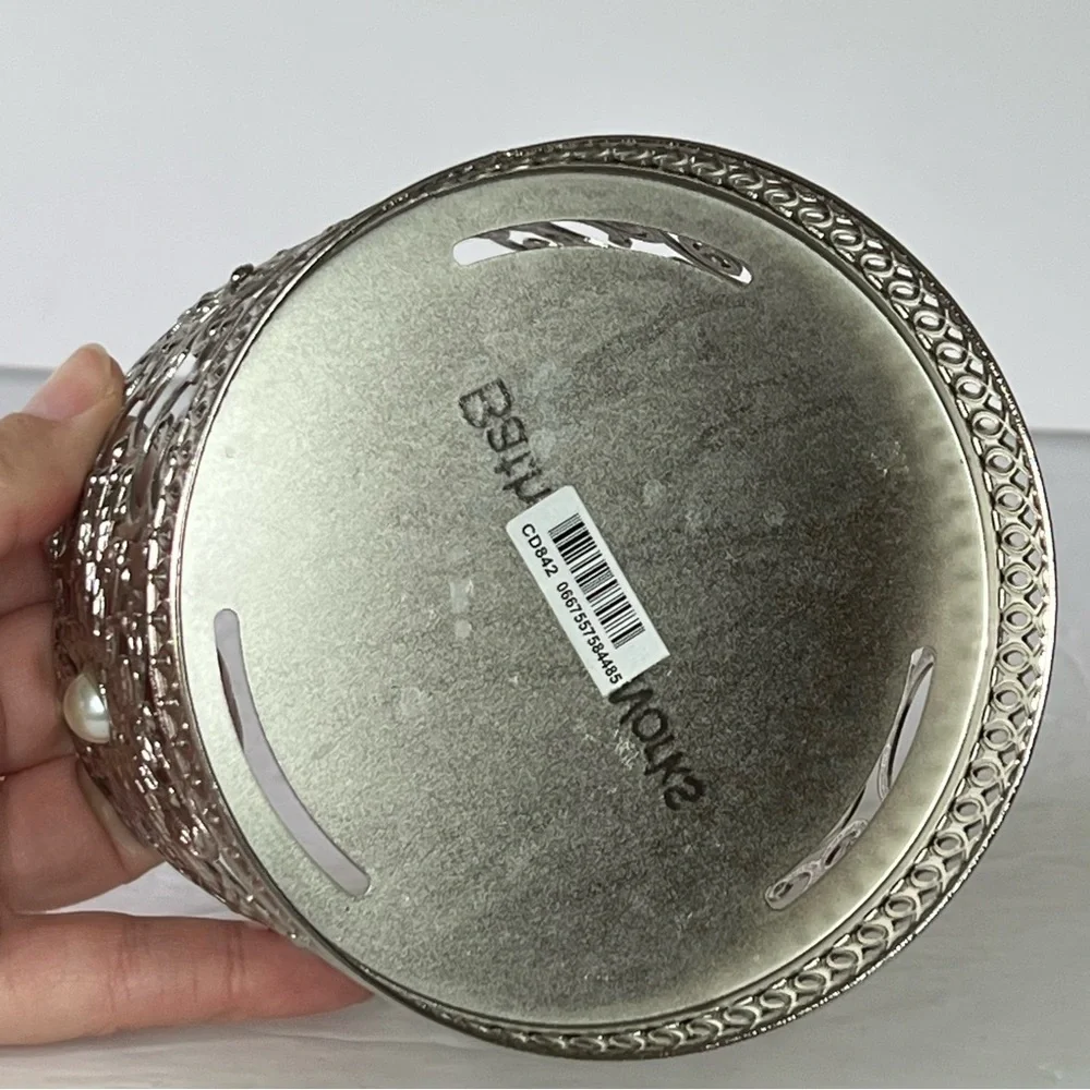 BATH & BODY WORKS SNOWFLAKE SWIRL PEARL LARGE 3 WICK CANDLE HOLDER Holiday - Picture 4 of 6